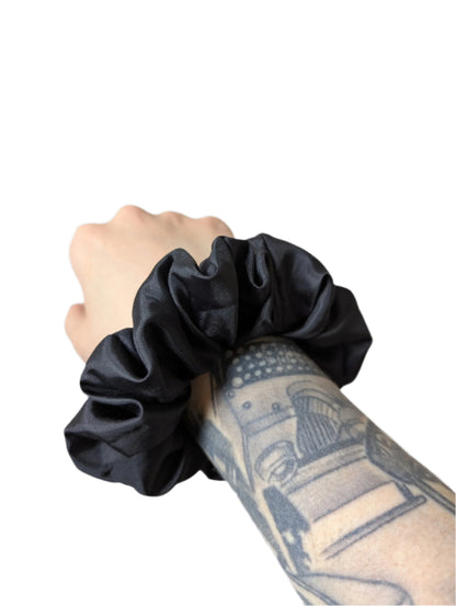 Black Pearl Lily - Alpine Kneedles